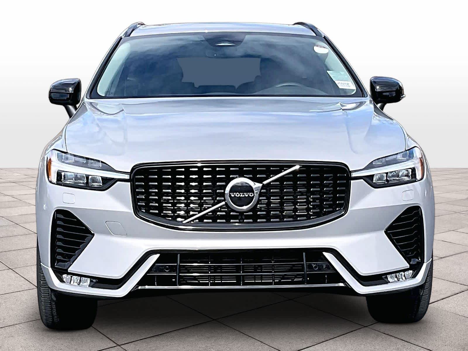 2025 Volvo XC60 Core photo 2