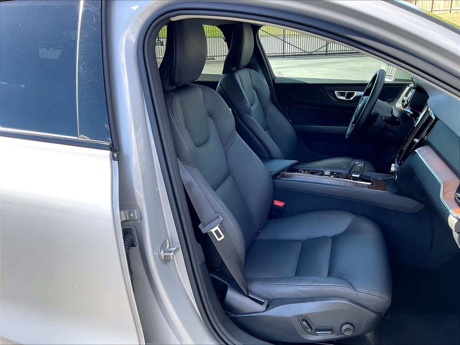 2025 Volvo V60 Cross Country Plus photo 3