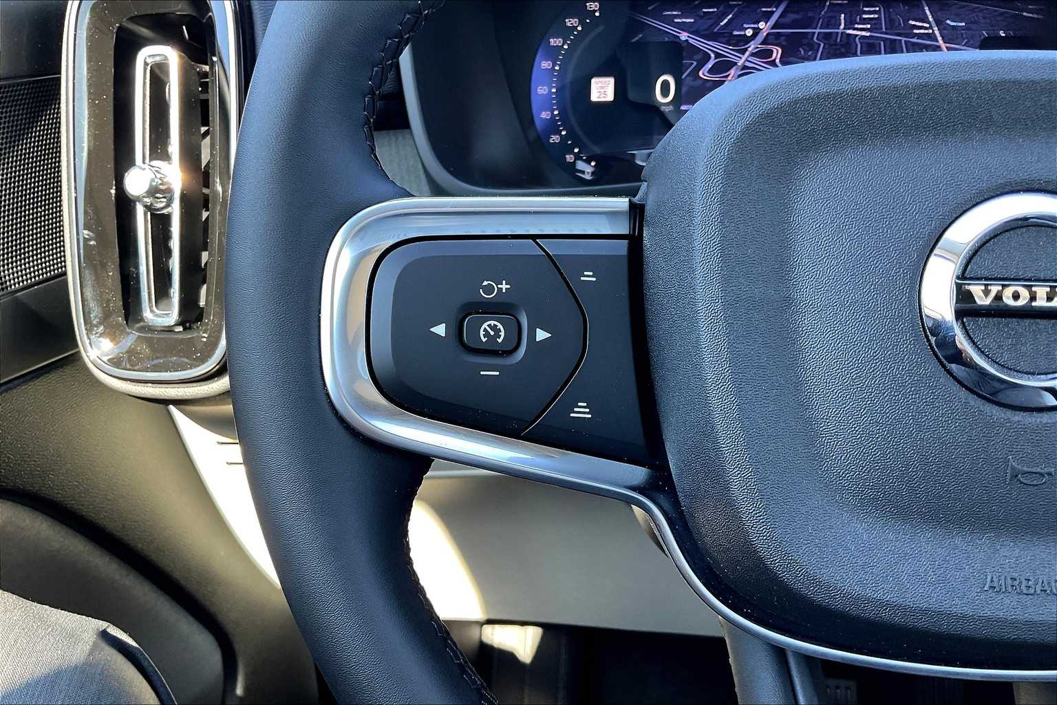 2026 Volvo XC40 Plus - Photo 17