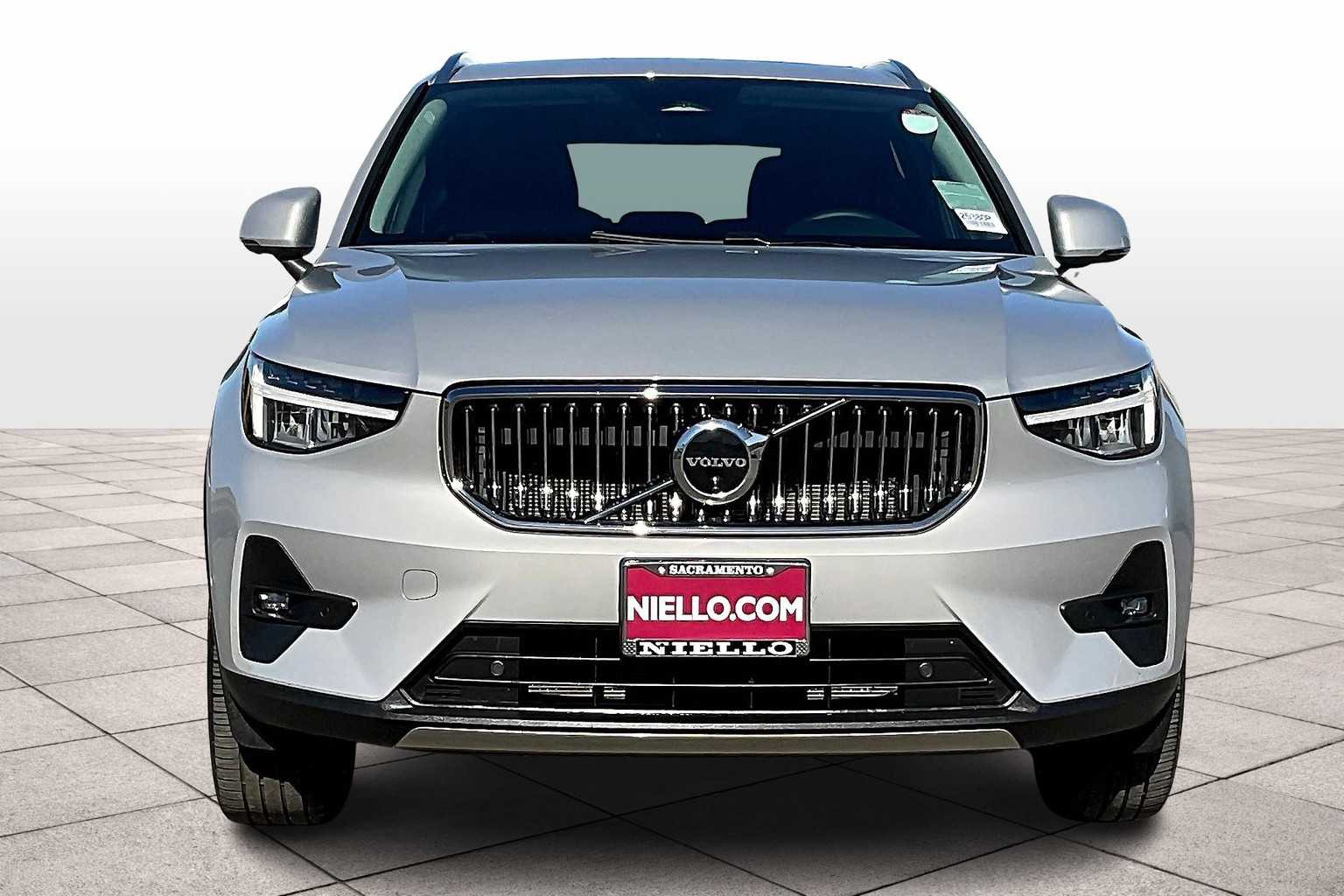 2025 Volvo XC40 Plus photo 3
