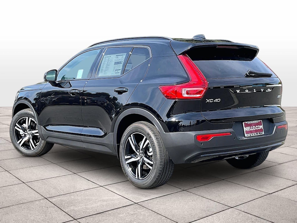 New 2026 Volvo XC40 B5 Core SUV