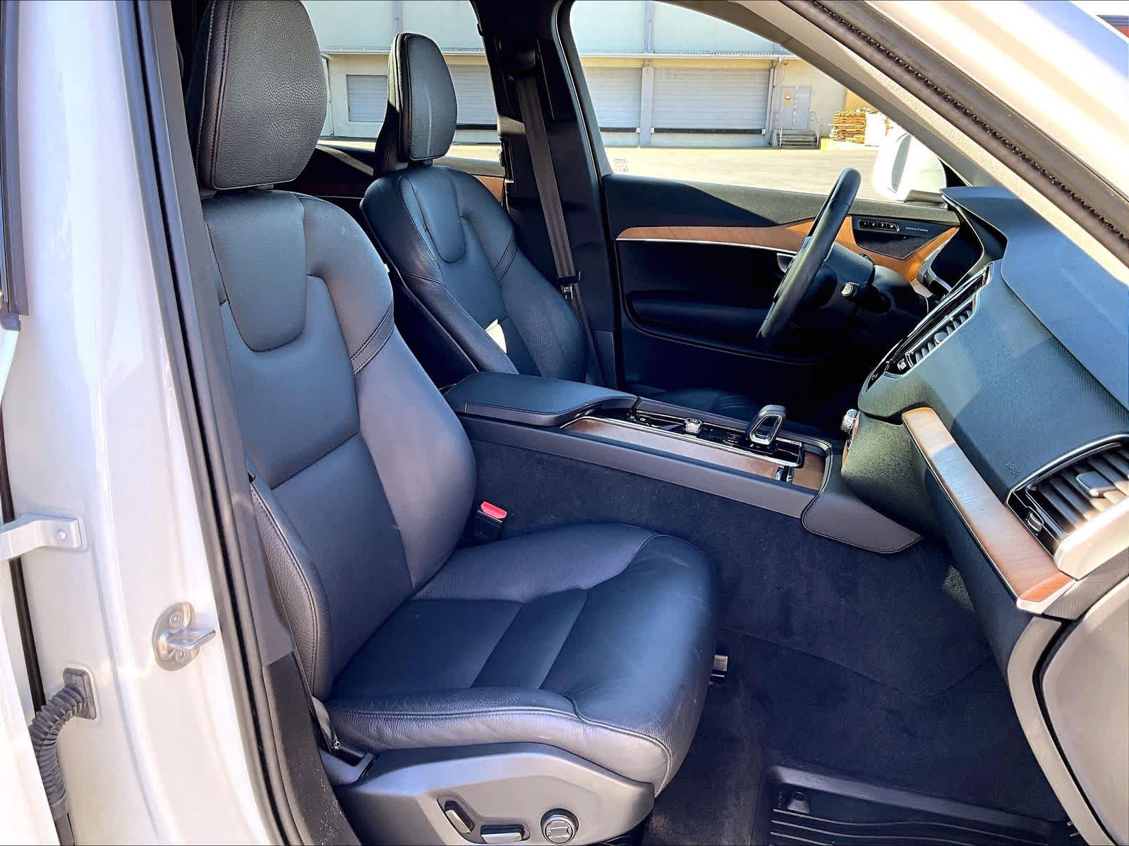 2023 Volvo XC90 Recharge Plug-In Hybrid Plus photo 3