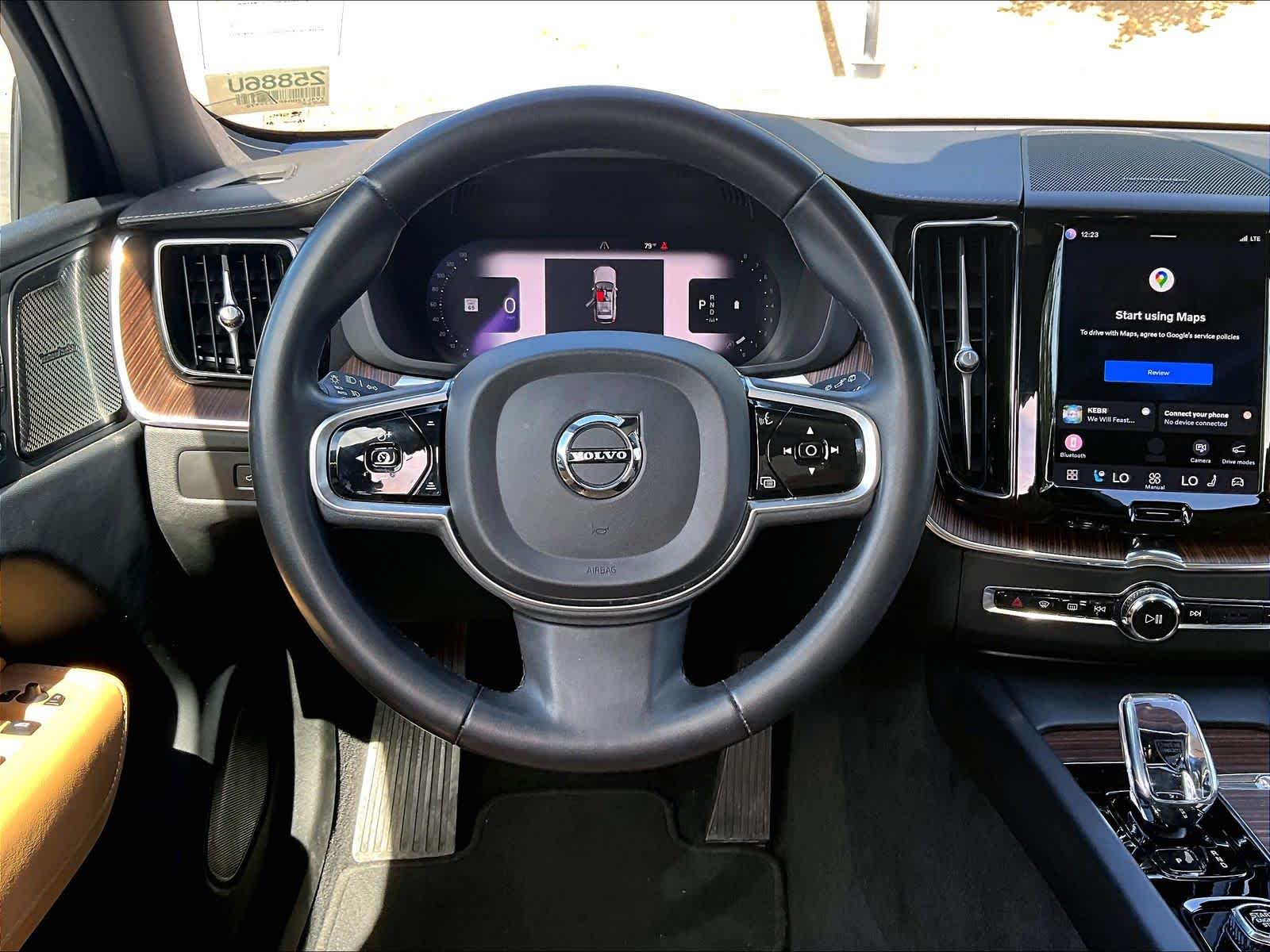 2023 Volvo XC60 Ultimate Bright Theme photo 5