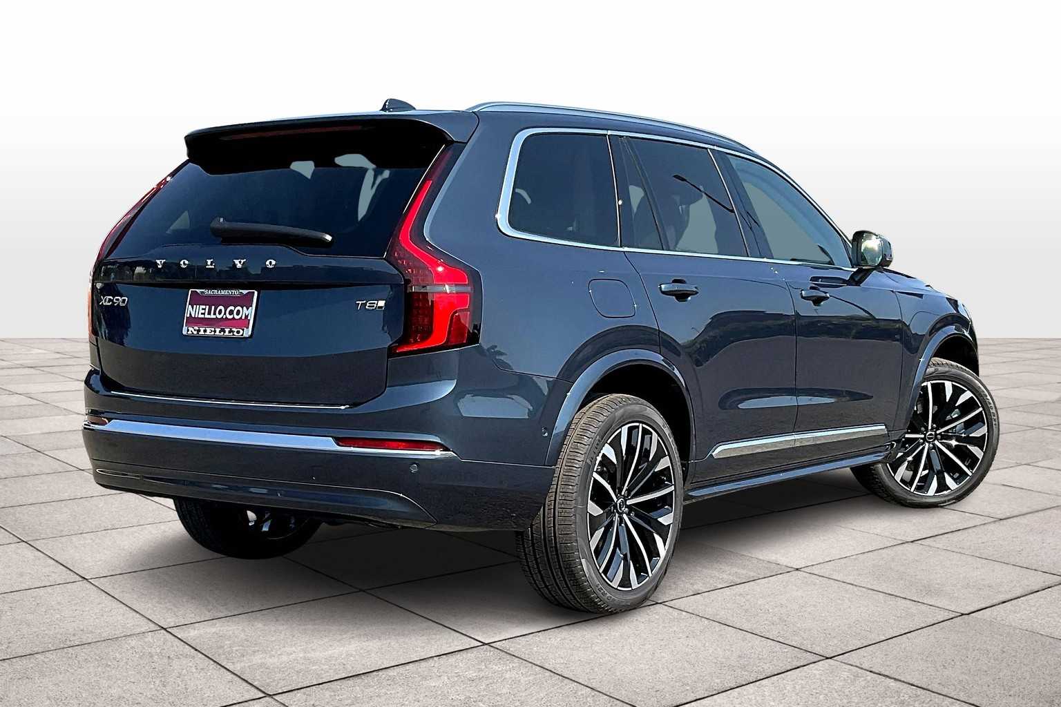 2026 Volvo XC90 T8 photo 4