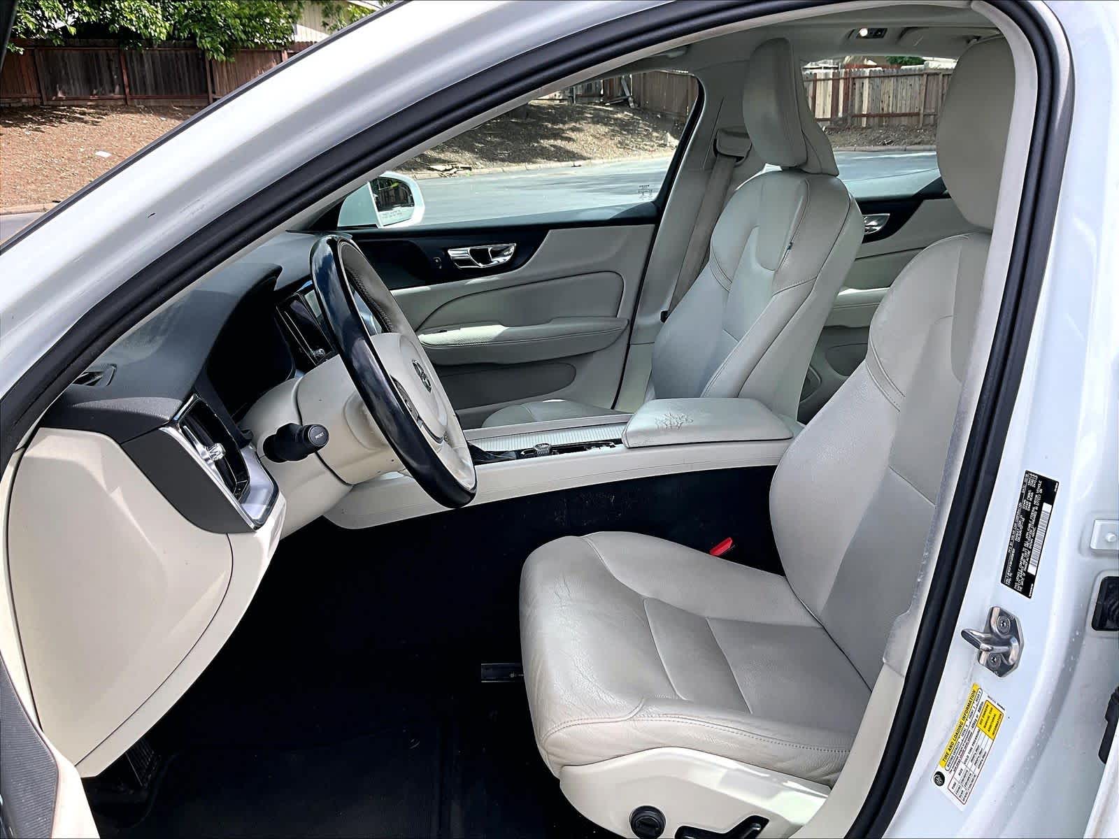 2019 Volvo S60 Momentum photo 4