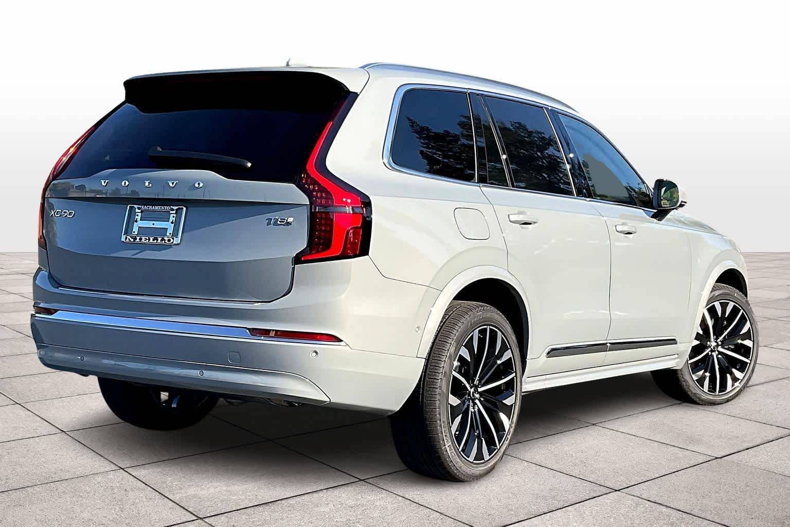 2026 Volvo XC90 T8 photo 4