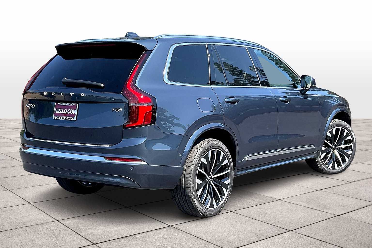 2026 Volvo XC90 T8 photo 4
