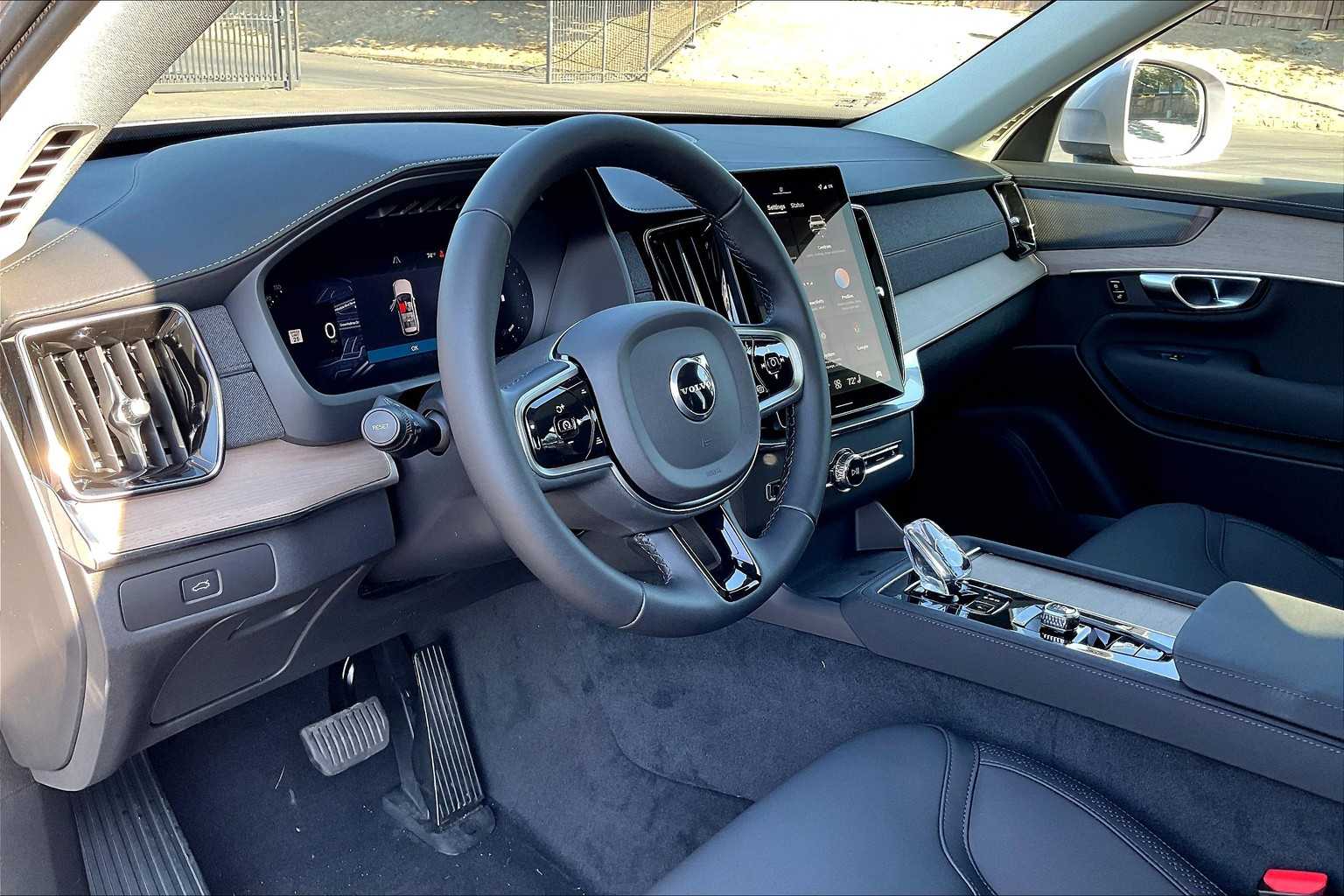 2026 Volvo XC90 B5 Plus 7-Seater photo 3