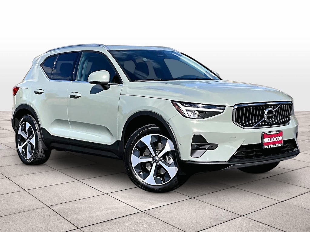Certified 2025 Volvo XC40 Plus Bright Theme B5 AWD