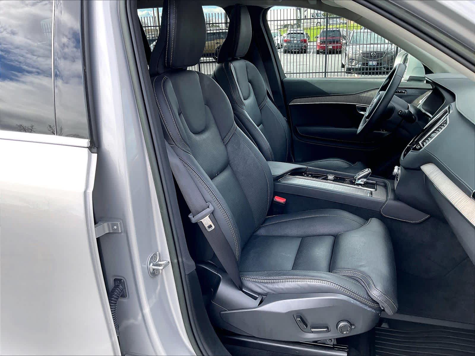 2023 Volvo XC90 Recharge Plug-In Hybrid Ultimate Bright Theme photo 3