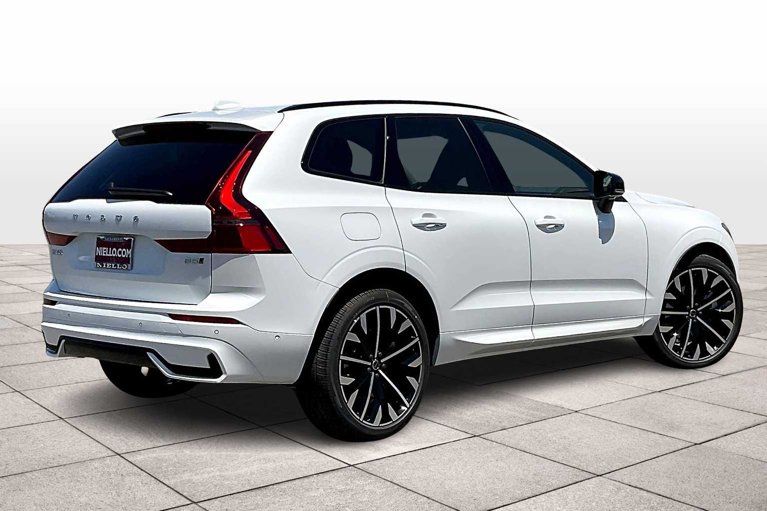 2026 Volvo XC60 B5 photo 3