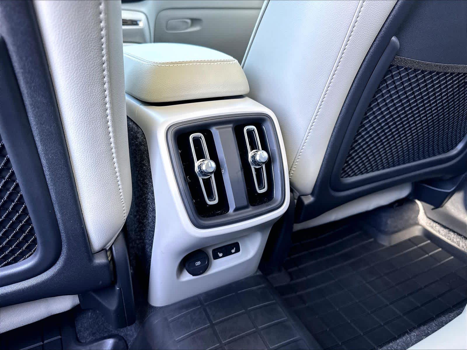 2026 Volvo XC40 Plus - Photo 37