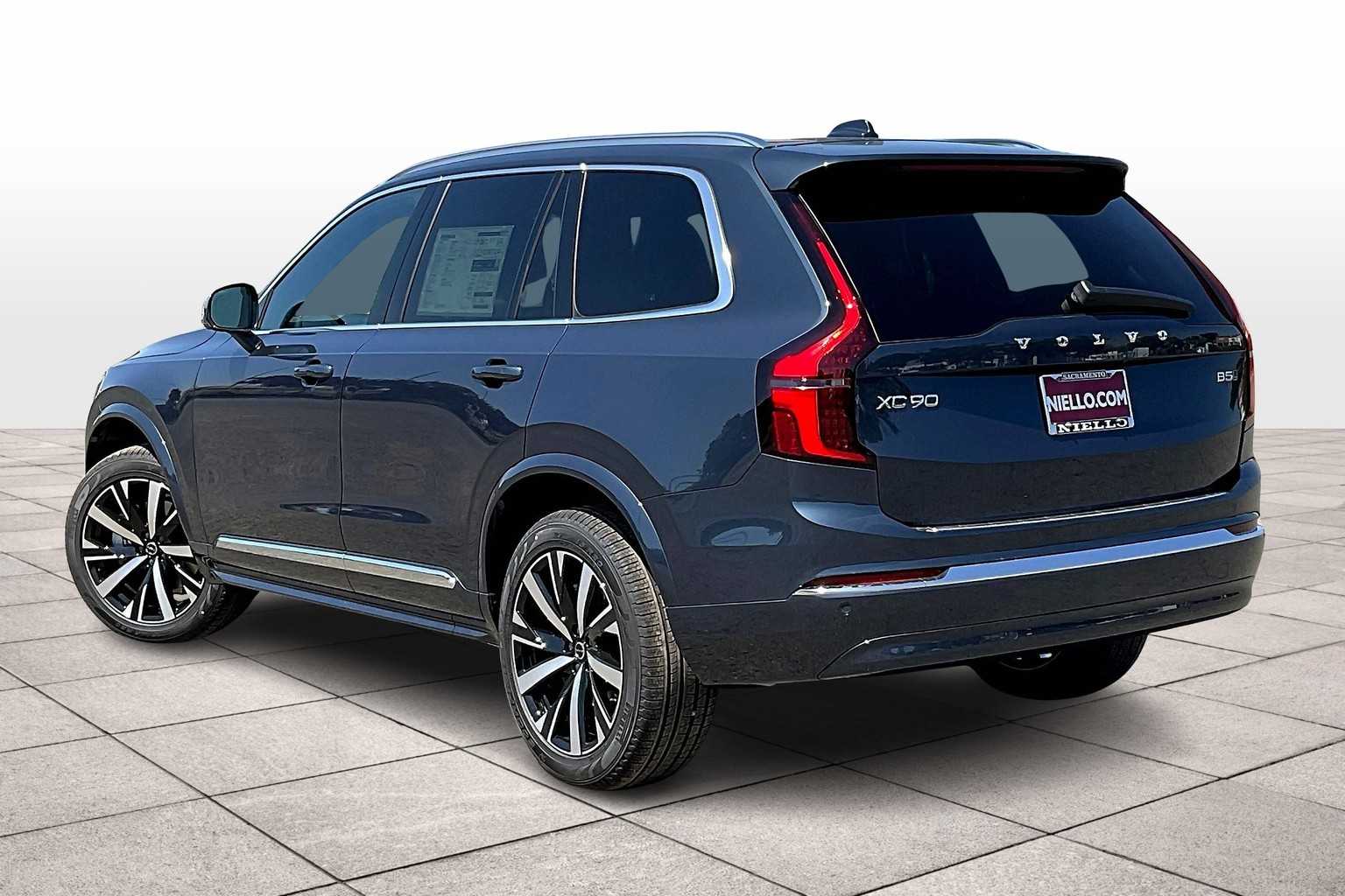 2025 Volvo XC90 B5 Core photo 3