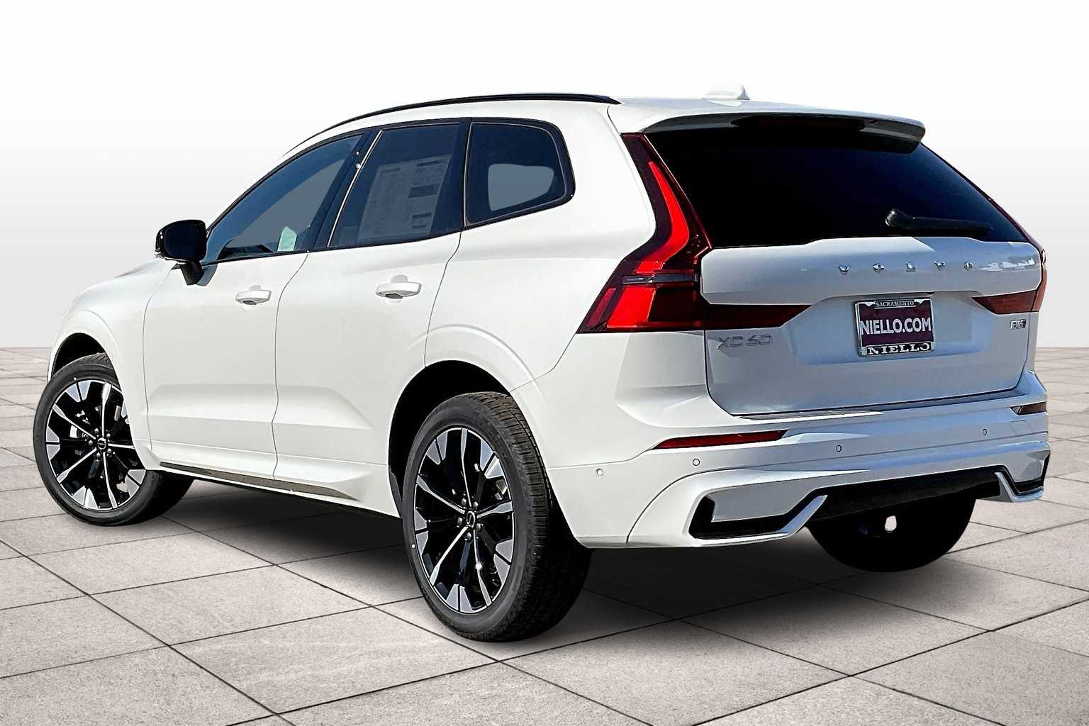 2026 Volvo XC60 B5 Plus photo 3