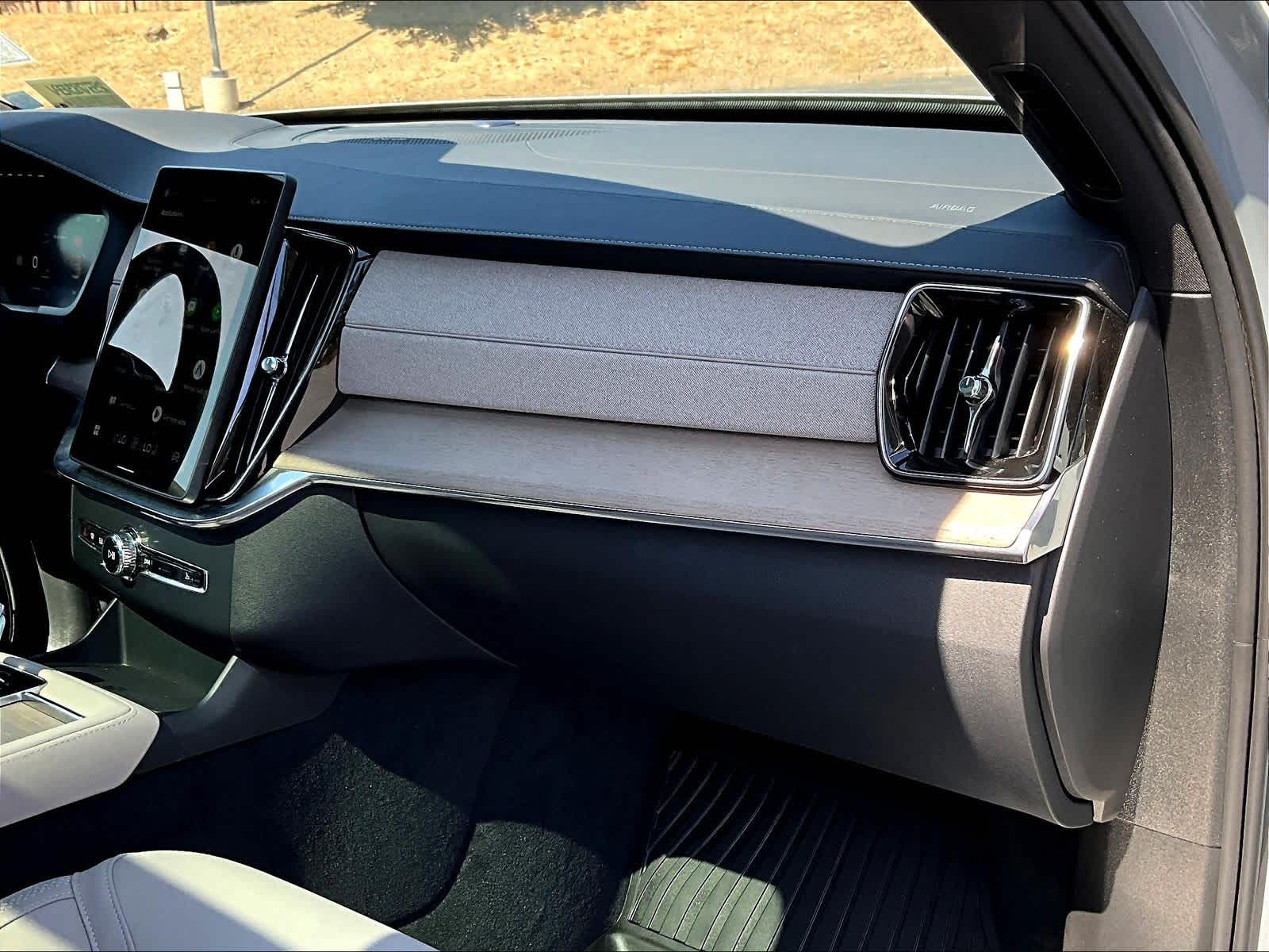 2026 Volvo XC90 Plus - Photo 18
