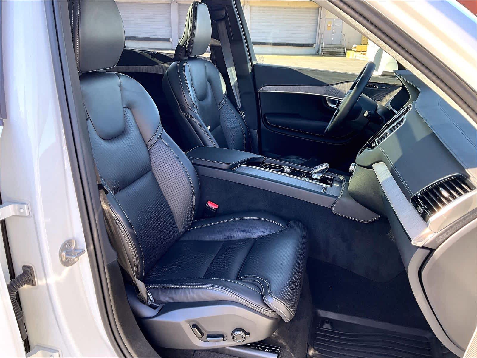 2024 Volvo XC90 Recharge Plug-In Hybrid Ultimate photo 3