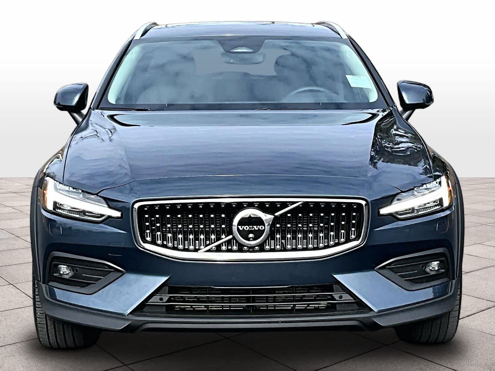 2025 Volvo V60 Cross Country Plus photo 2