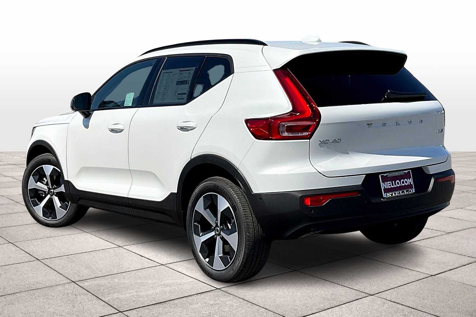 2026 Volvo XC40 B5 Plus photo 2