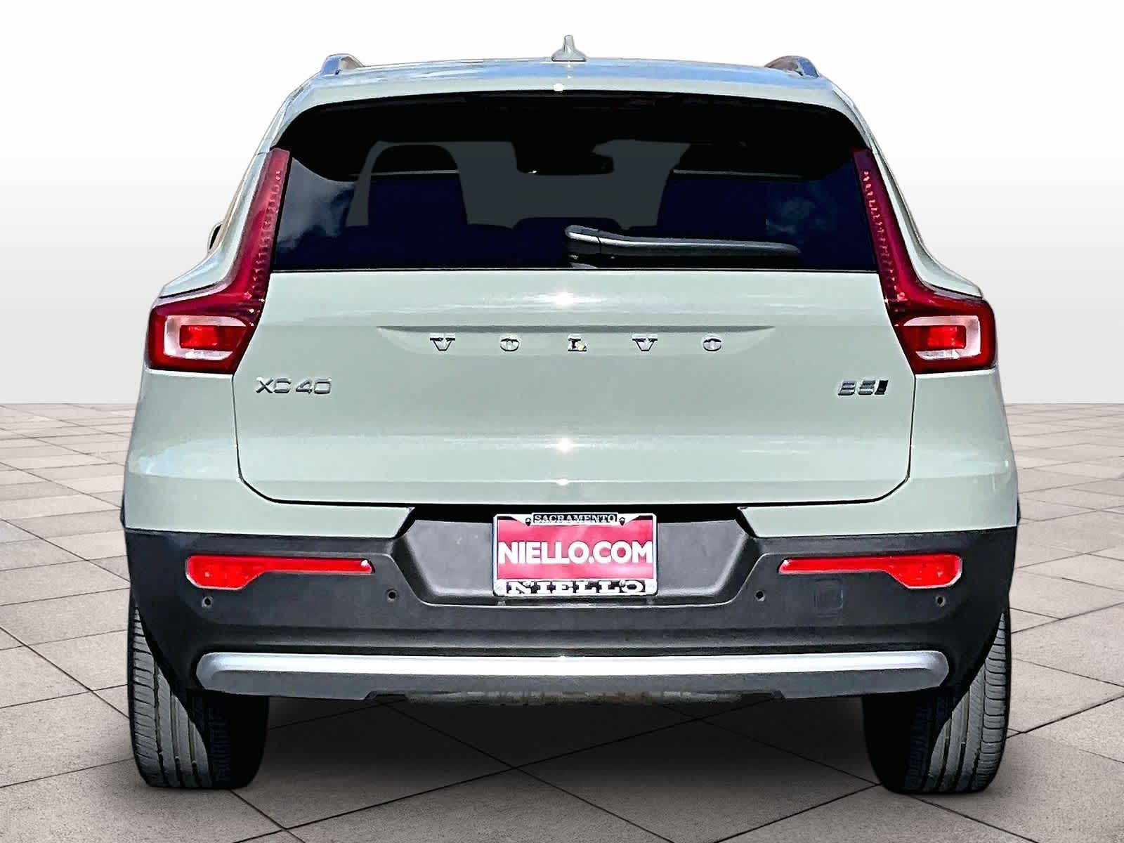 2025 Volvo XC40 Plus Bright Theme photo 4