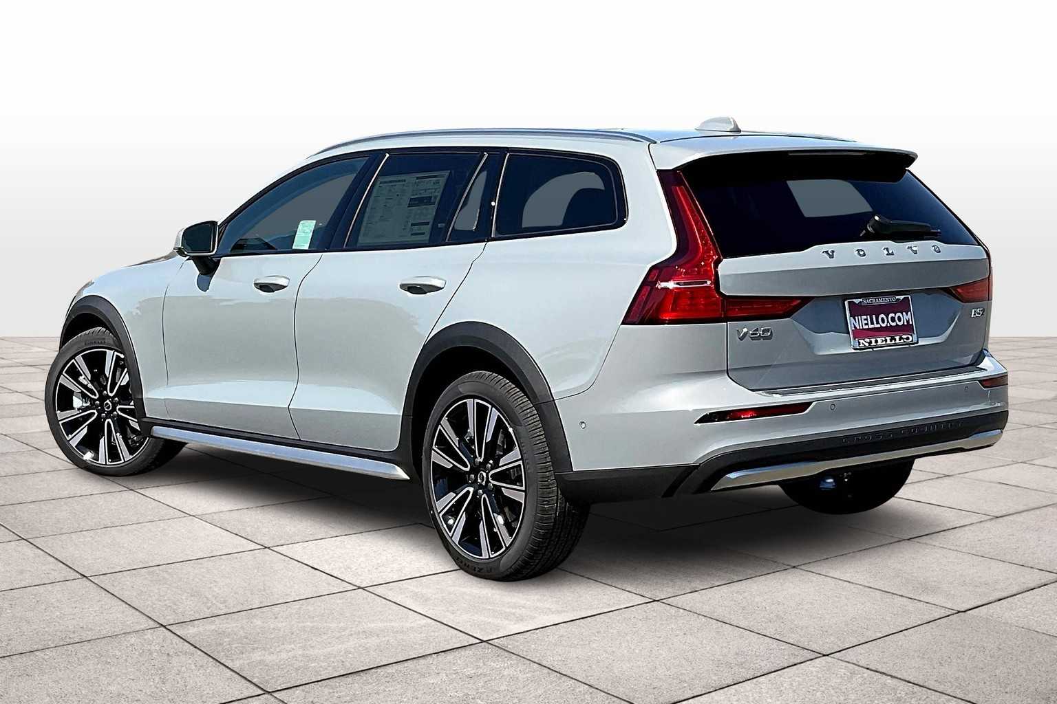 2025 Volvo V60 Cross Country B5 photo 3