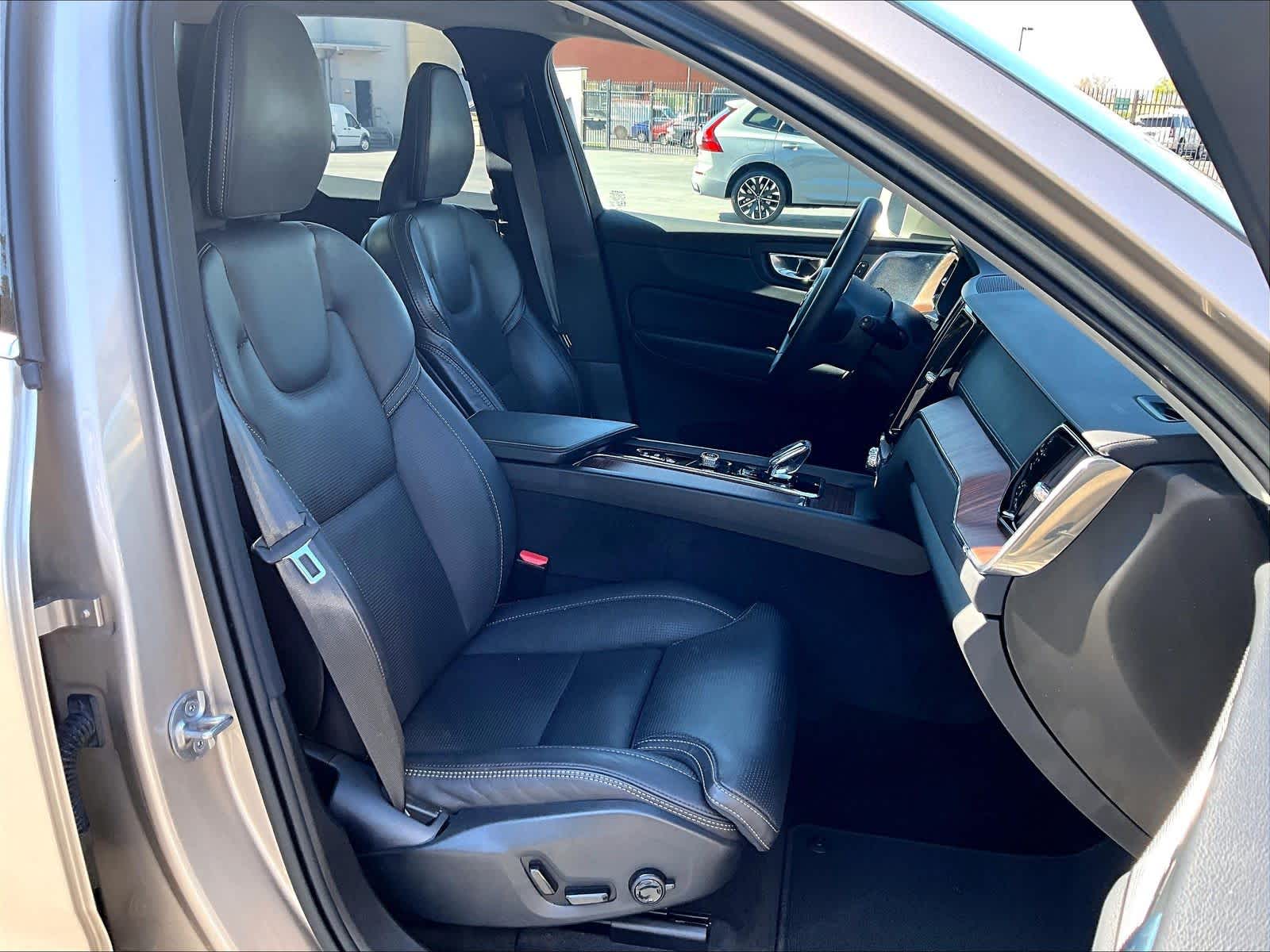 2023 Volvo XC60 Recharge Plug-In Hybrid Ultimate Bright Theme photo 3