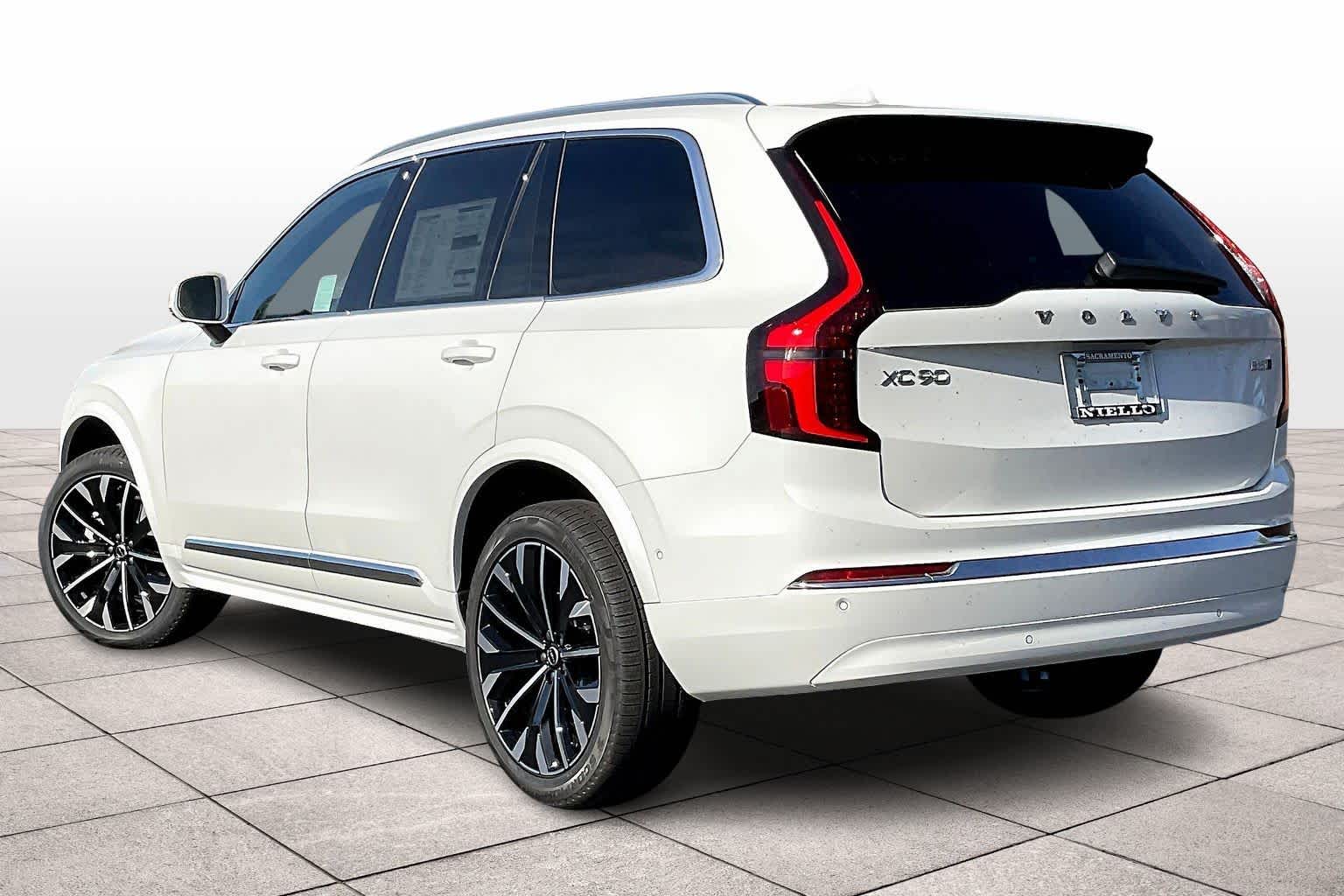 2026 Volvo XC90 B5 Plus photo 3