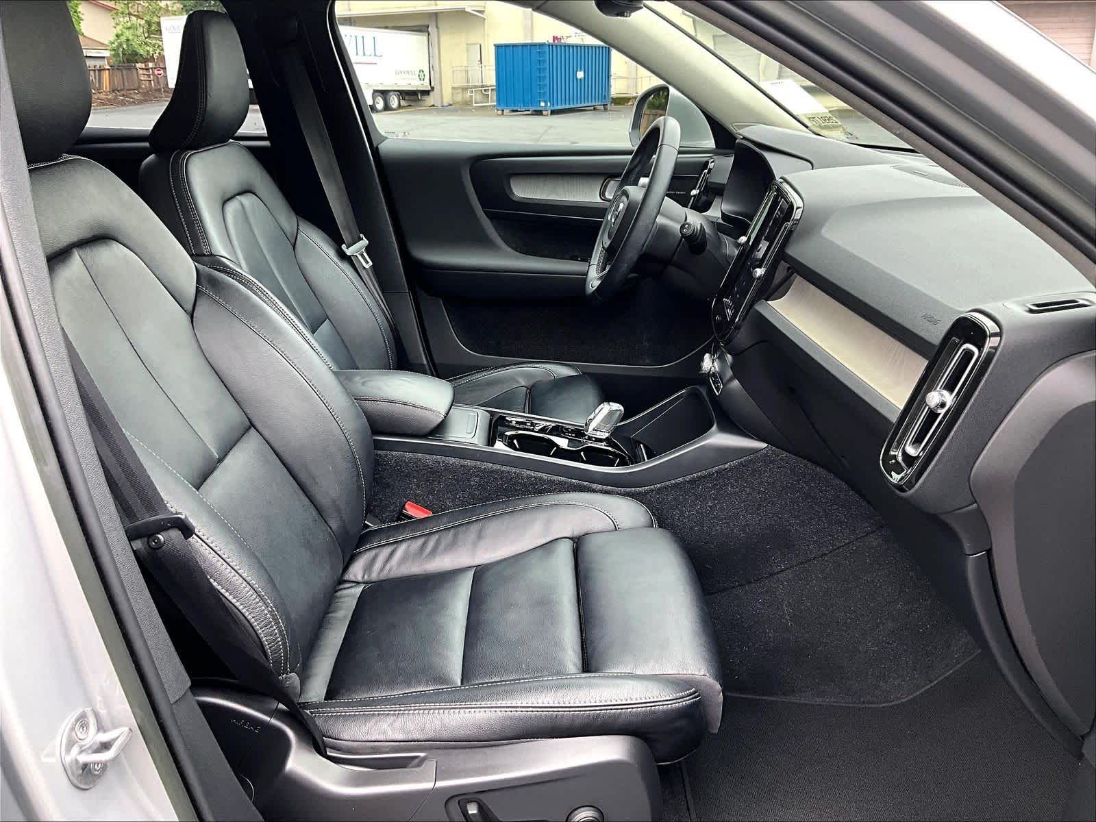 2023 Volvo XC40 Ultimate Bright Theme photo 3