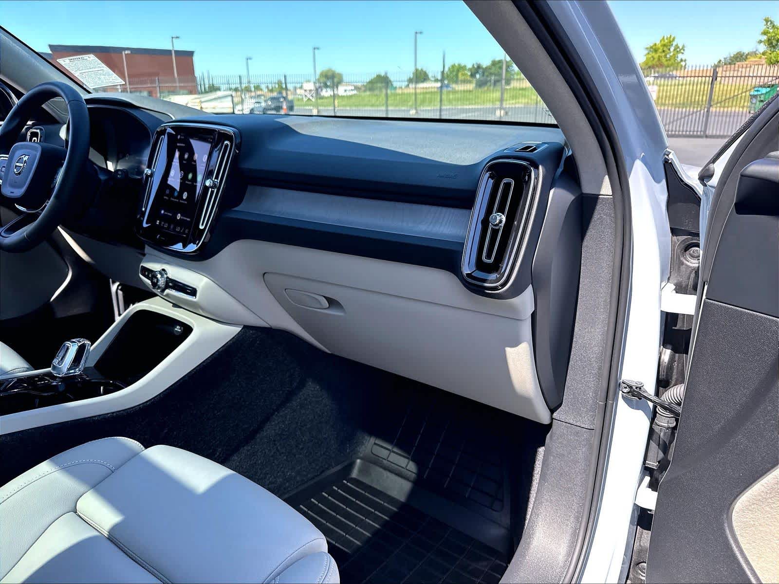 2026 Volvo XC40 Plus - Photo 18