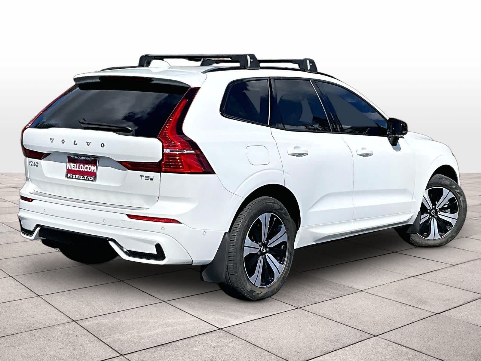 2025 Volvo XC60 Plug-In Hybrid Plus photo 2