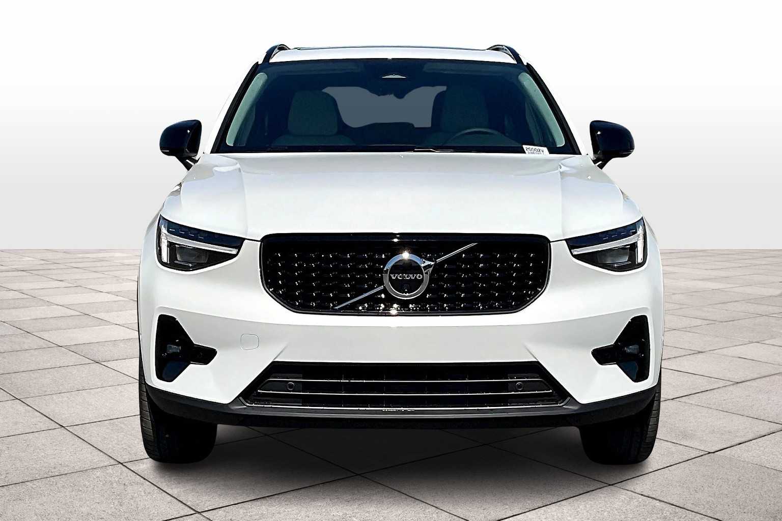 2026 Volvo XC40 B5 Plus photo 4
