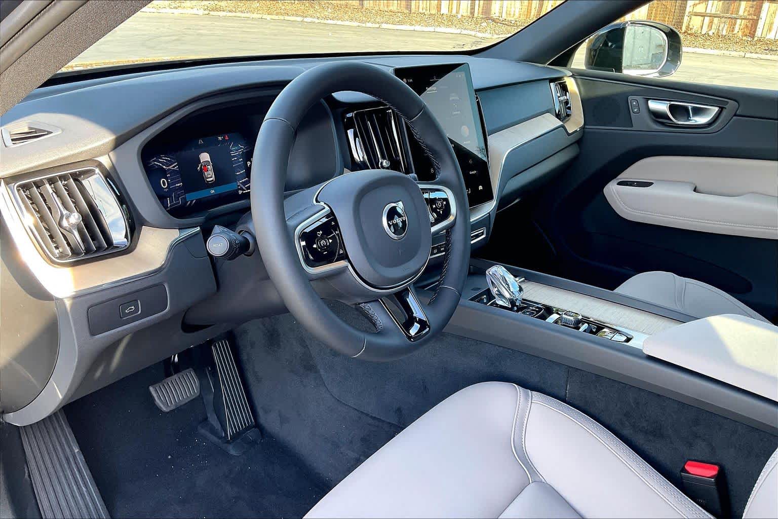 2026 Volvo XC60 B5 Plus photo 3