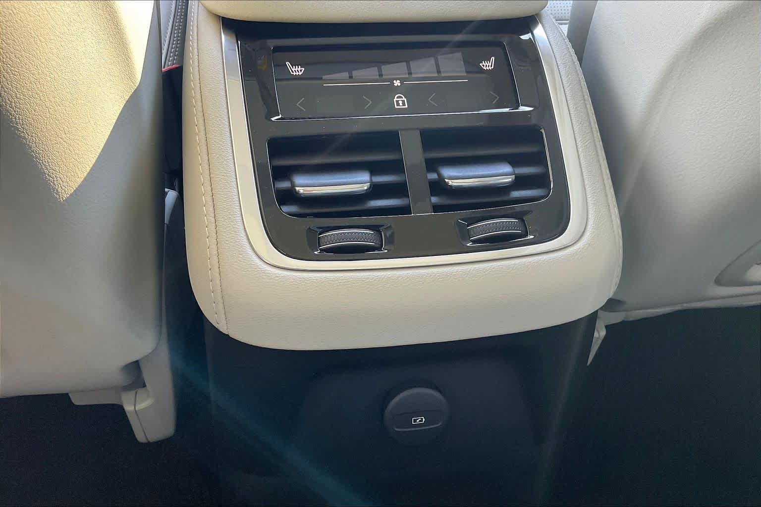 2026 Volvo XC90 Ultra - Photo 16