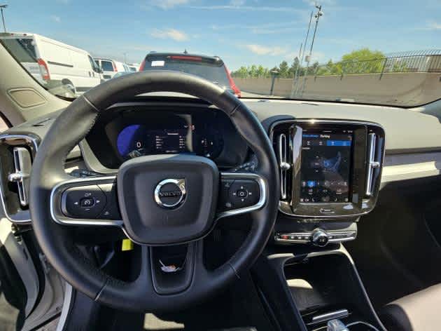 2025 Volvo XC40 Plus AWD photo 3