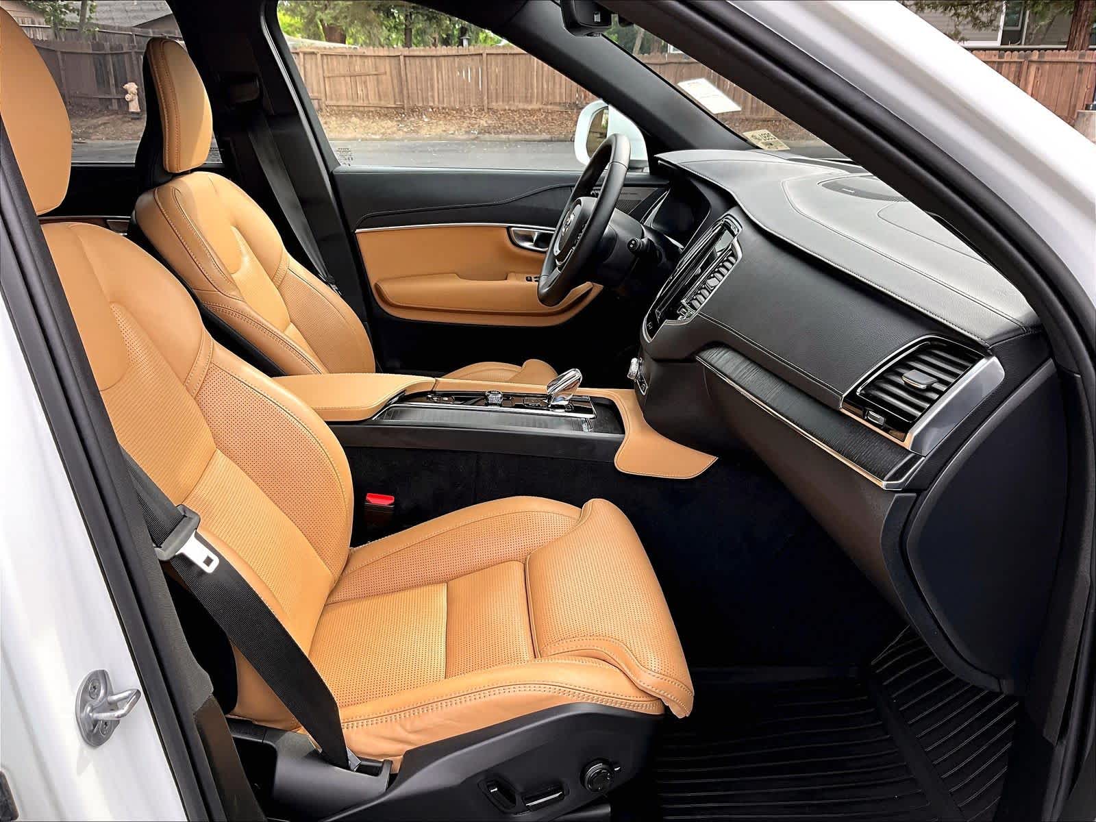 2024 Volvo XC90 Recharge Plug-In Hybrid Ultimate Bright Theme photo 3