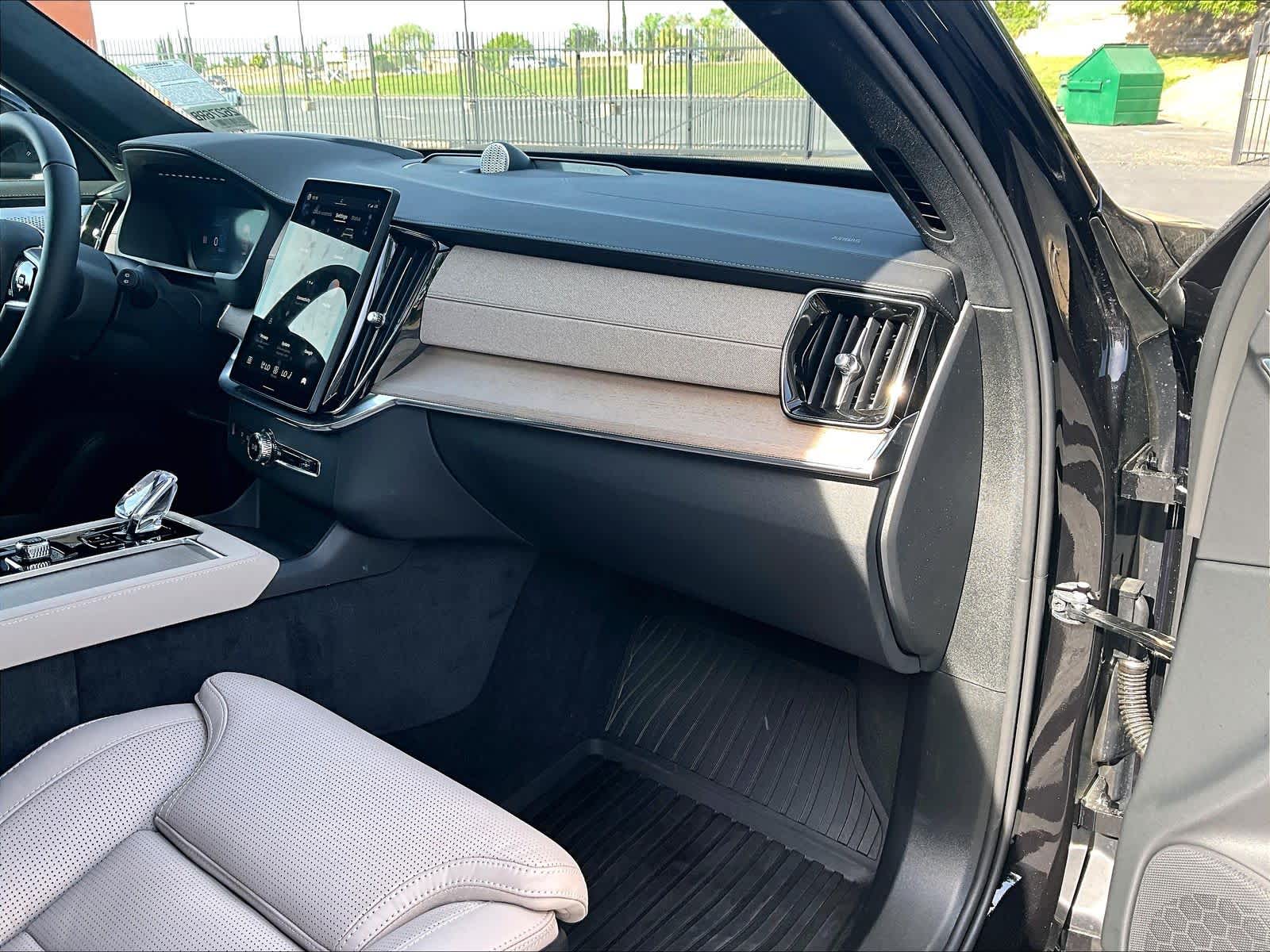 2026 Volvo XC90 Ultra - Photo 16