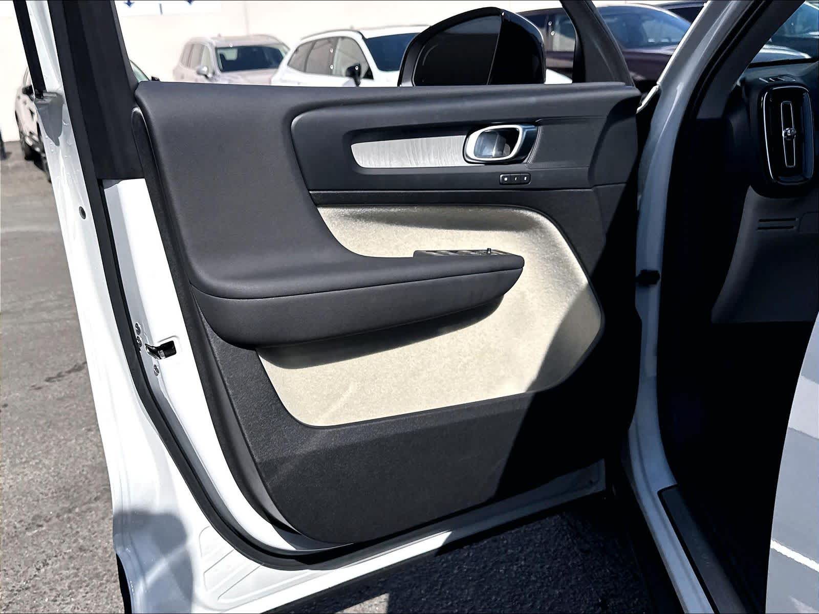 2026 Volvo XC40 Plus - Photo 25