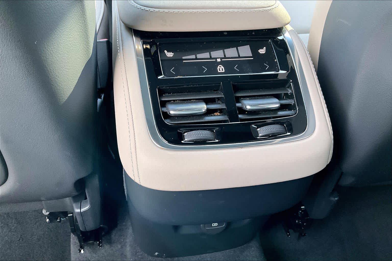 2025 Volvo XC90 Core - Photo 36