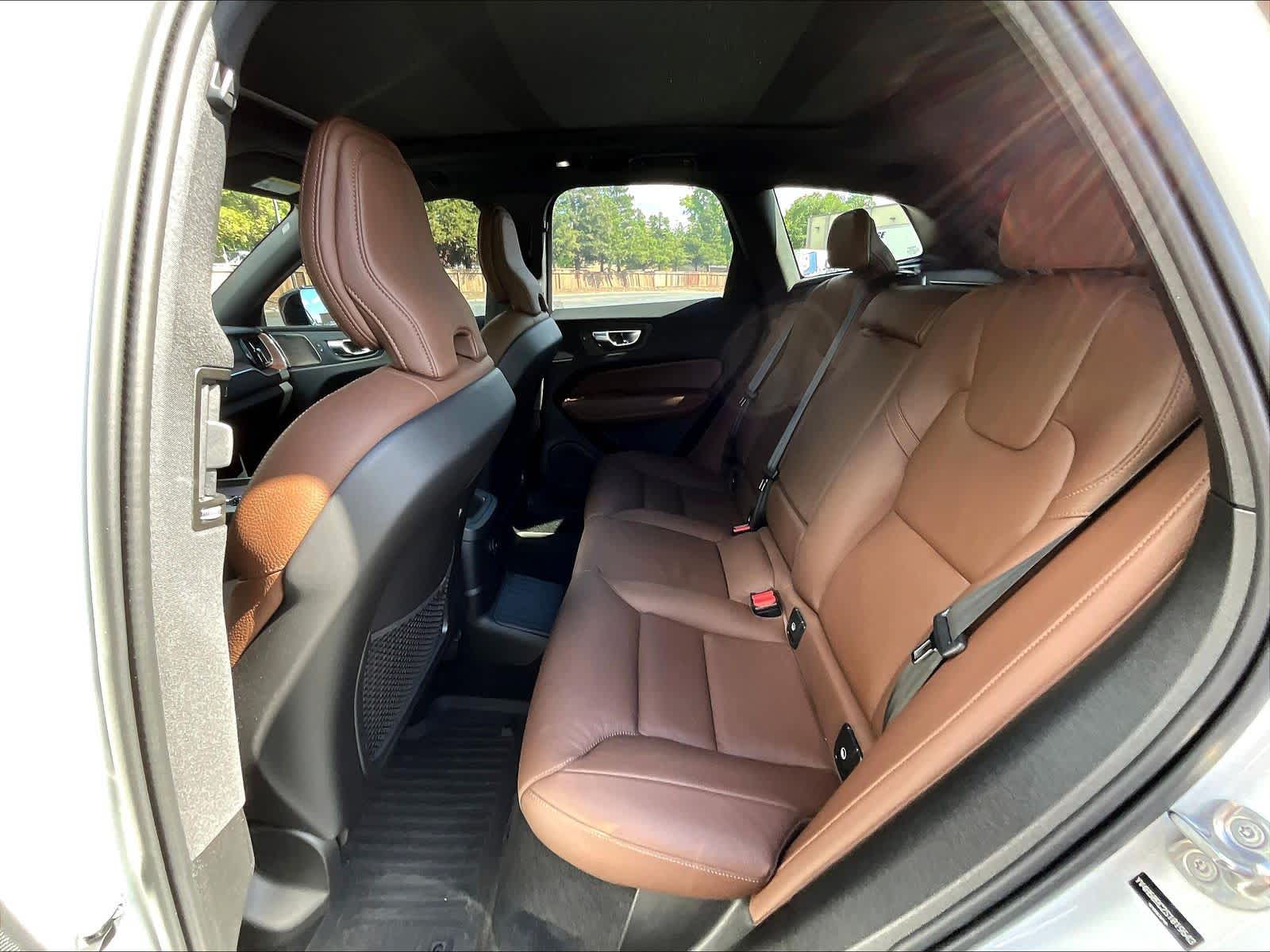 2025 Volvo XC60 Plug-In Hybrid Plus photo 5