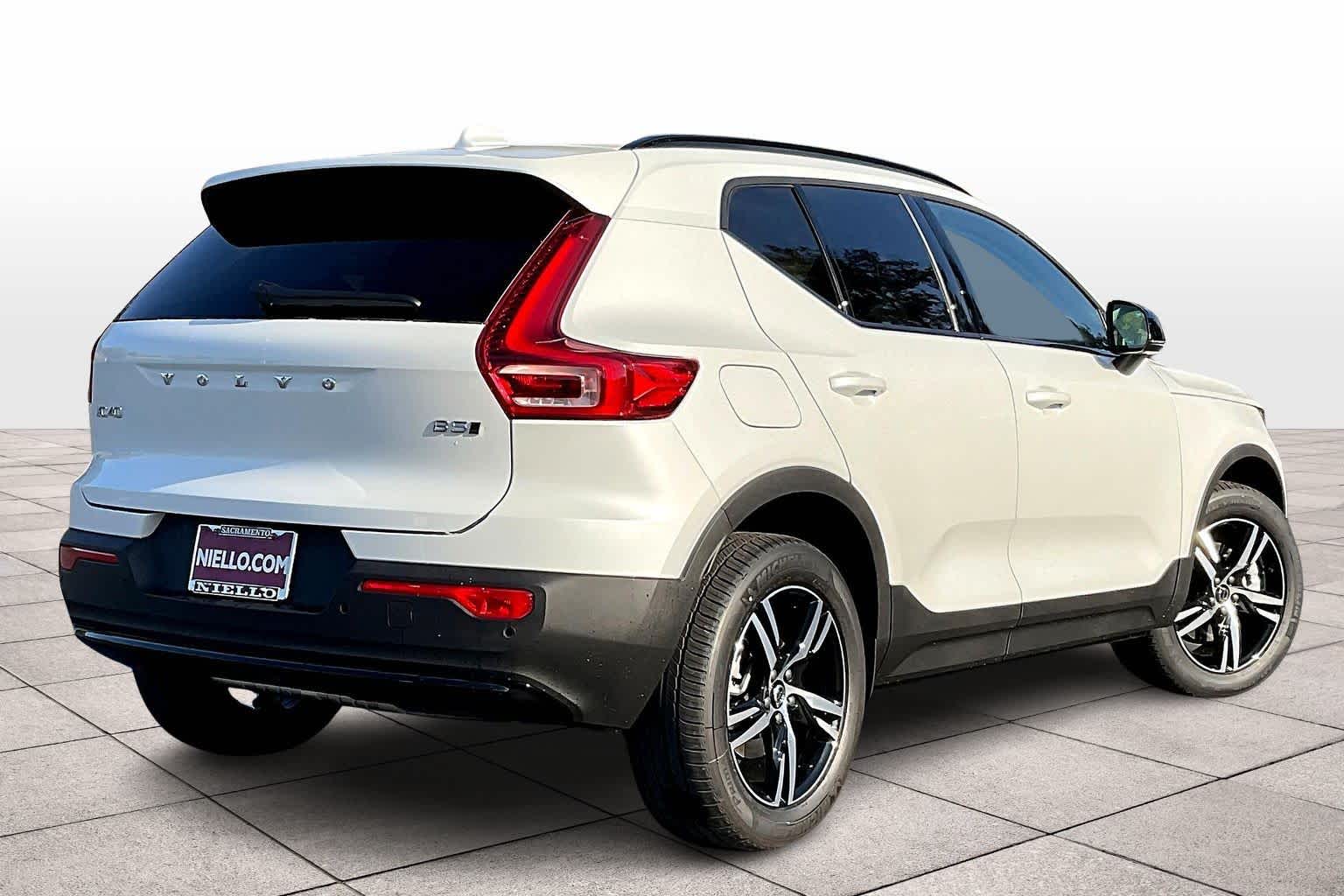 2026 Volvo XC40 Core photo 4