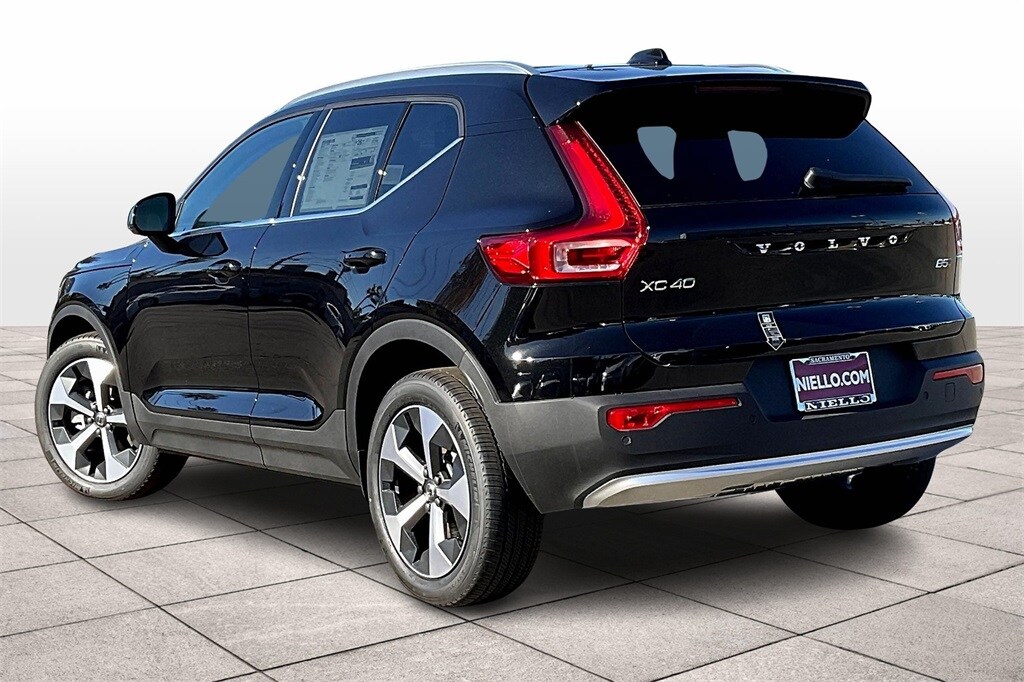2025 Volvo XC40 Core photo 3