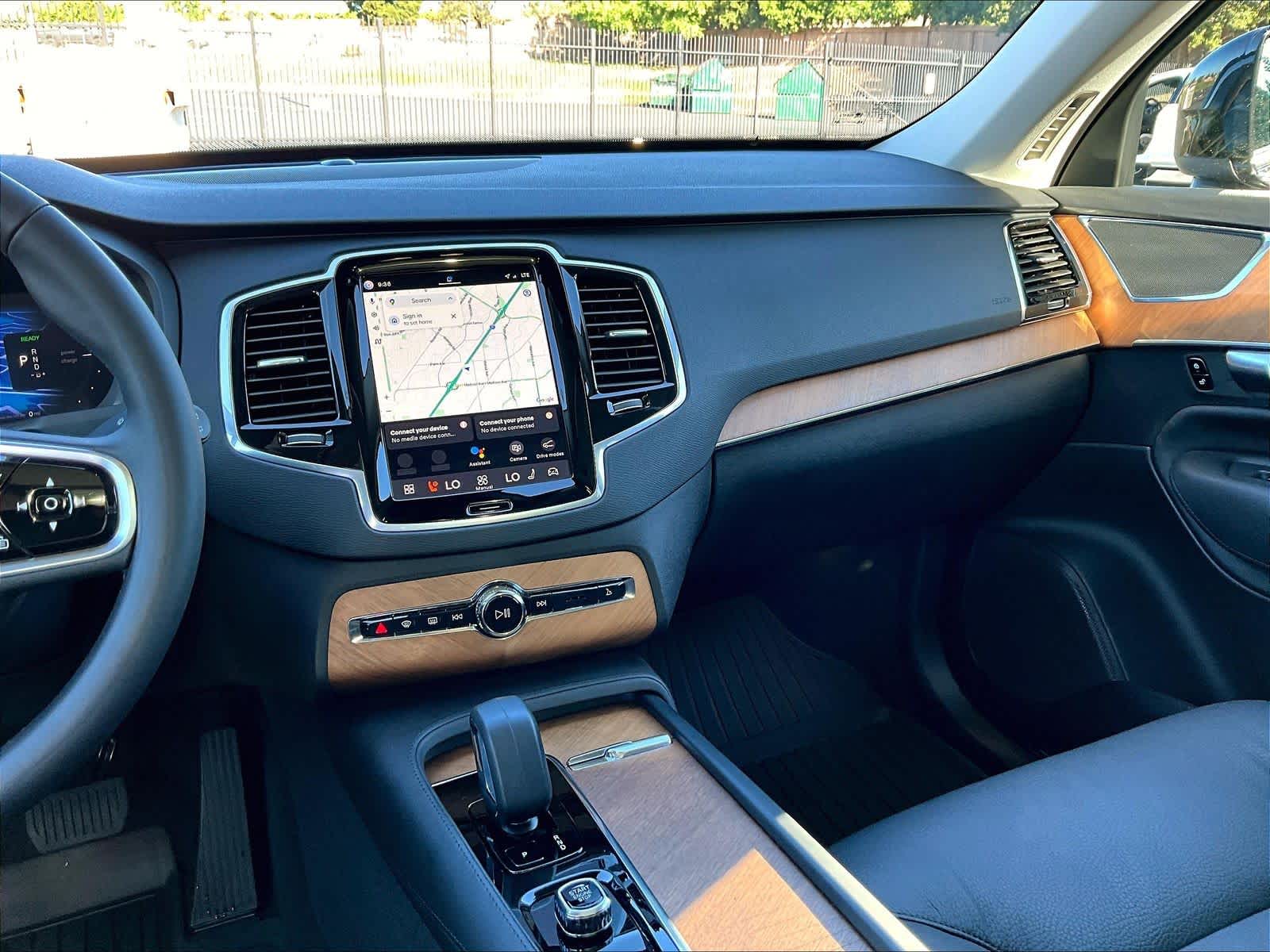 2025 Volvo XC90 Plug-In Hybrid Plus photo 6