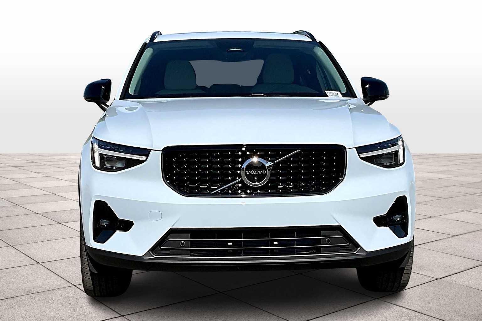 2026 Volvo XC40 B5 Plus photo 4