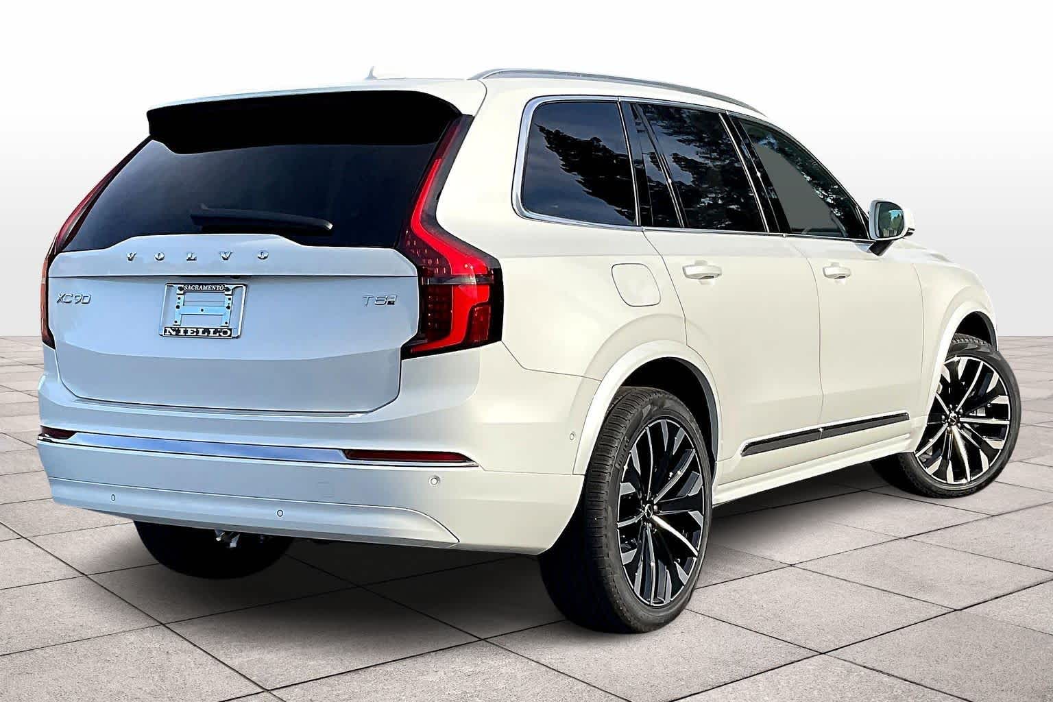 2026 Volvo XC90 T8 photo 3