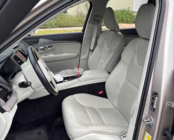 2023 Volvo XC90 Plus photo 4