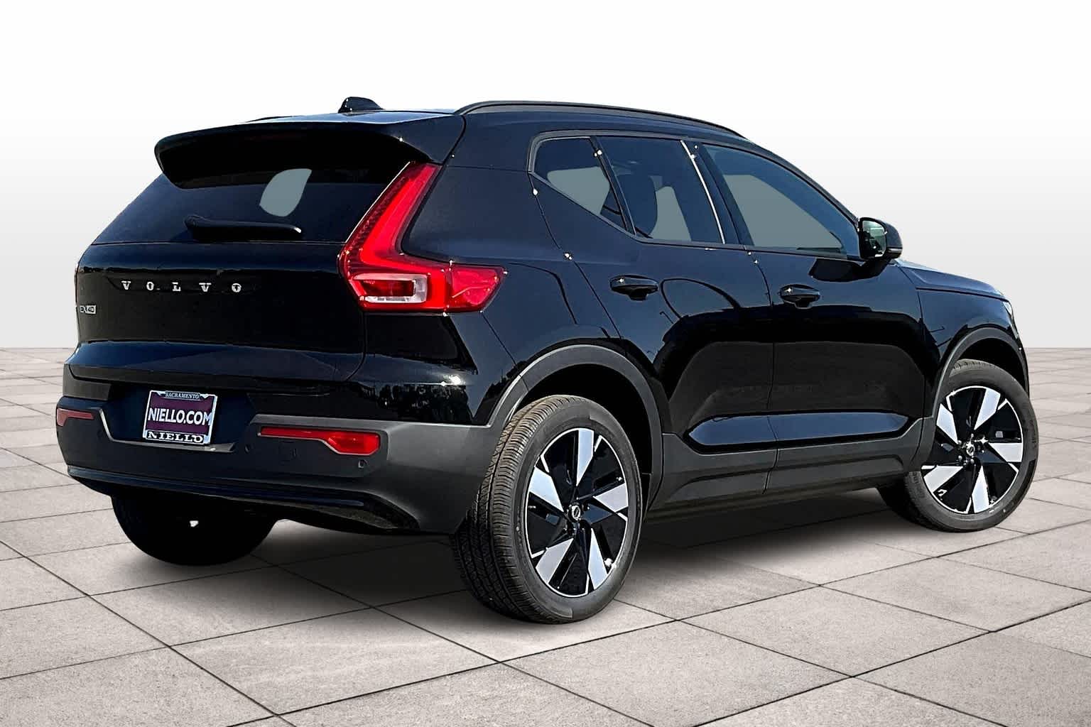 2025 Volvo EX40 Single Motor Core photo 4