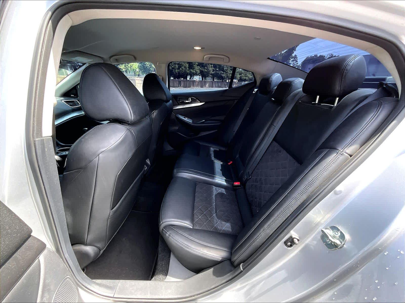 2018 Nissan Maxima SR photo 5