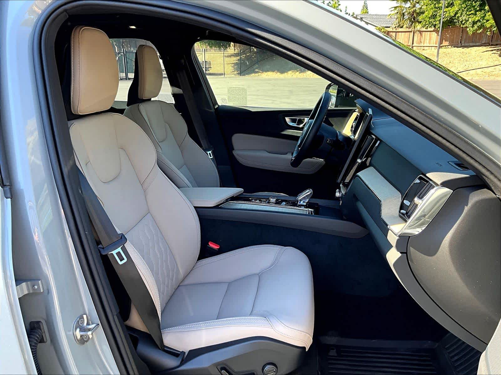 2026 Volvo XC60 Plus photo 3