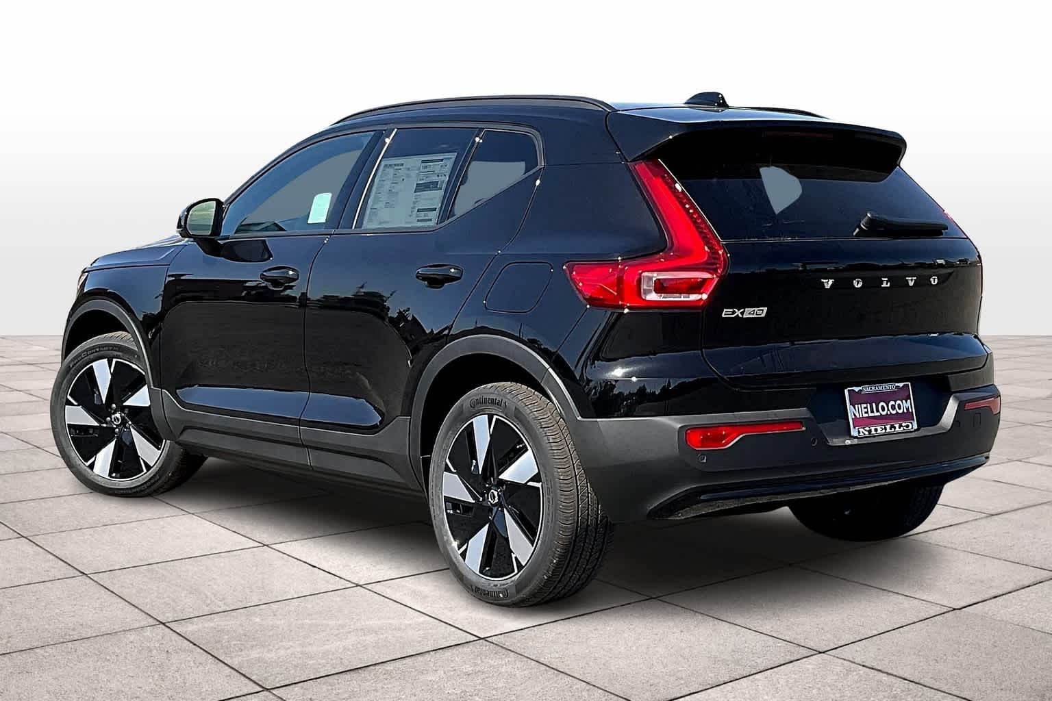 2025 Volvo EX40 Single Motor Core photo 3