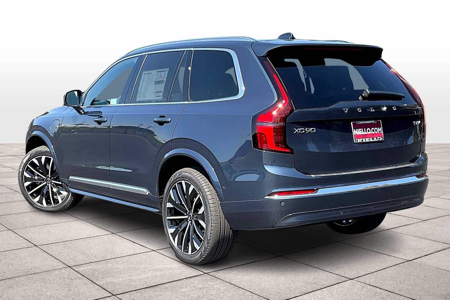 2026 Volvo XC90 T8 photo 3