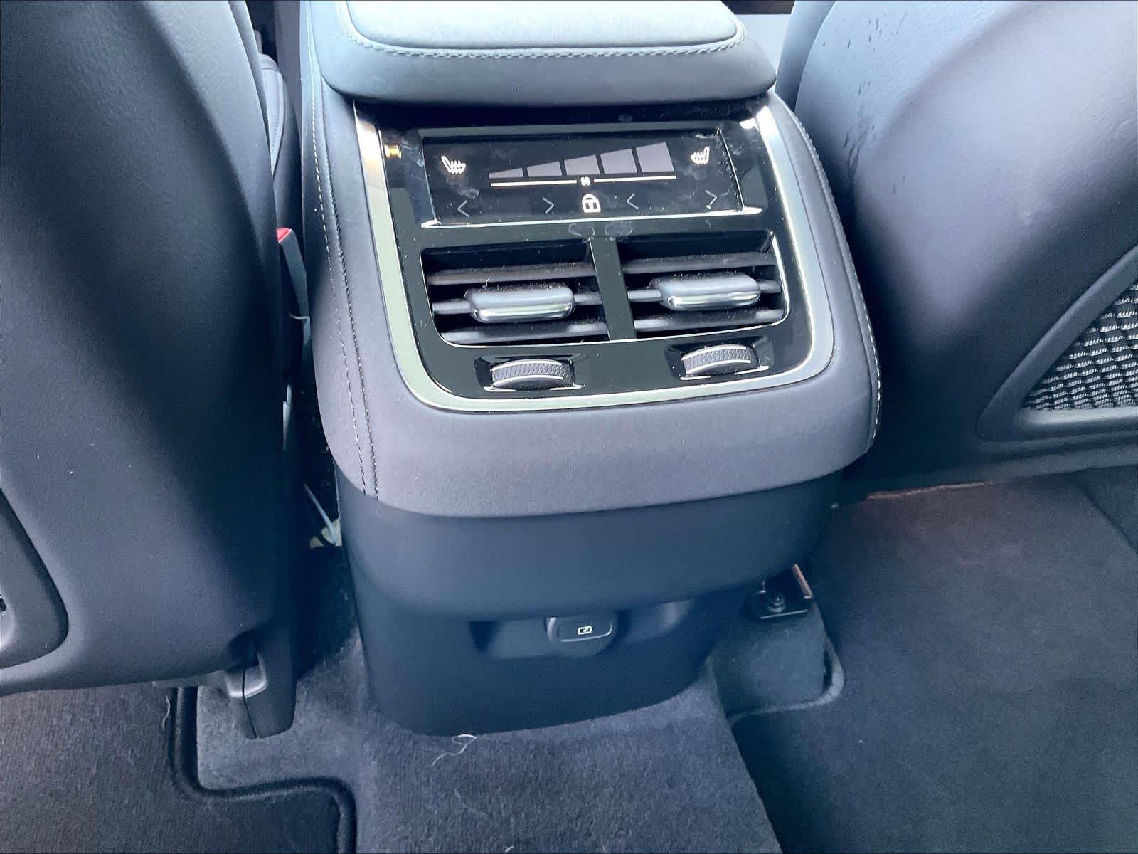 2025 Volvo XC90 Core - Photo 37